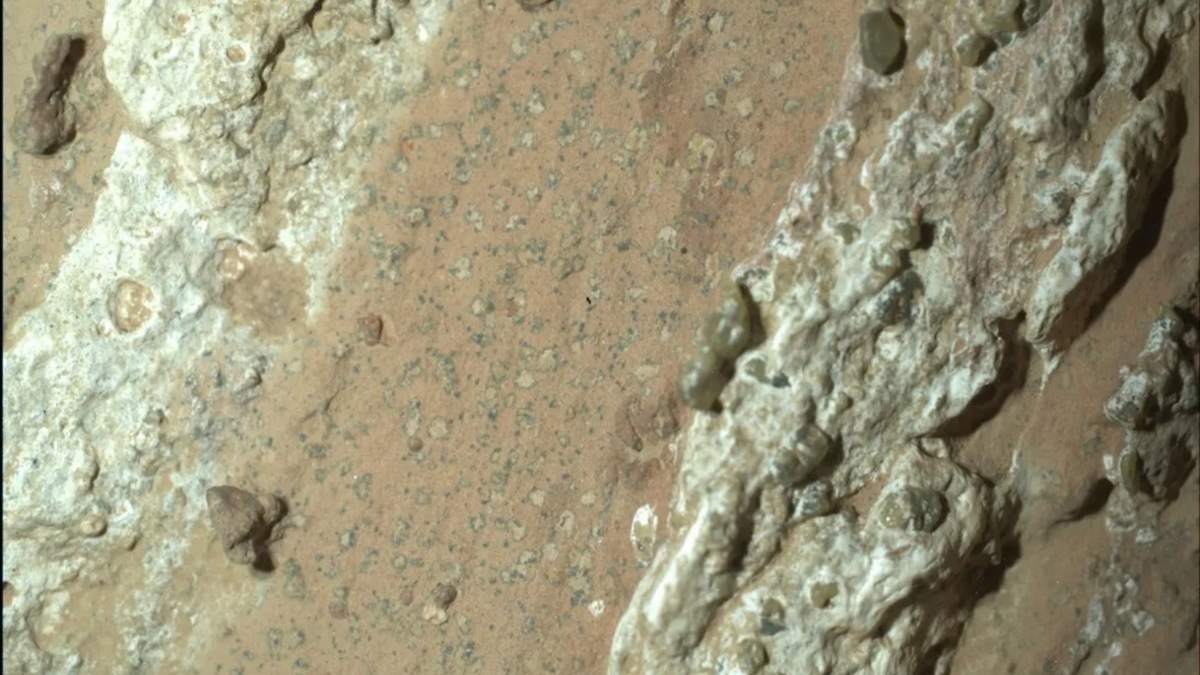 La NASA encuentra una roca en Marte con señales de posible vida microscópica hace miles de millones de años