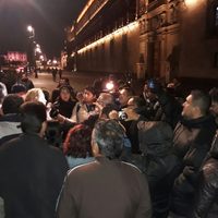 Despedidos del SAT realizan nueva protesta en Palacio Nacional