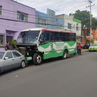 Autobús sin frenos choca contra 6 automóviles; hay 15 lesionados