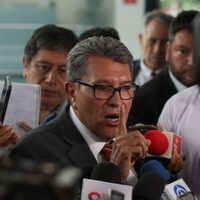 Ebrard se adelantó al dar a conocer su renuncia, considera Monreal