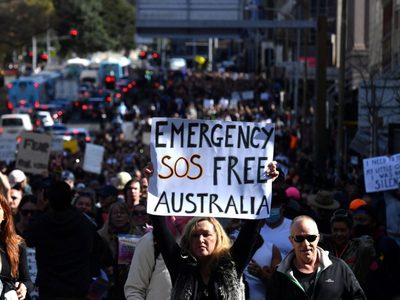 Anticuarentenas chocan con la Policía en Australia mientras los casos se disparan en Sídney