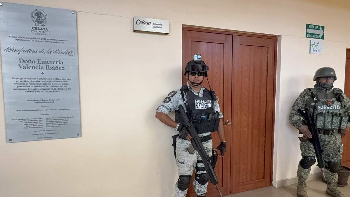 Elementos de las fuerzas de seguridad impiden el acceso de los periodistas a la sala donde se estaba llevando a cabo la conferencia de prensa del presidente municipal de Celaya