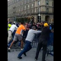 Simpatizantes de AMLO enfrentan a integrantes de Frena en el Zócalo capitalino