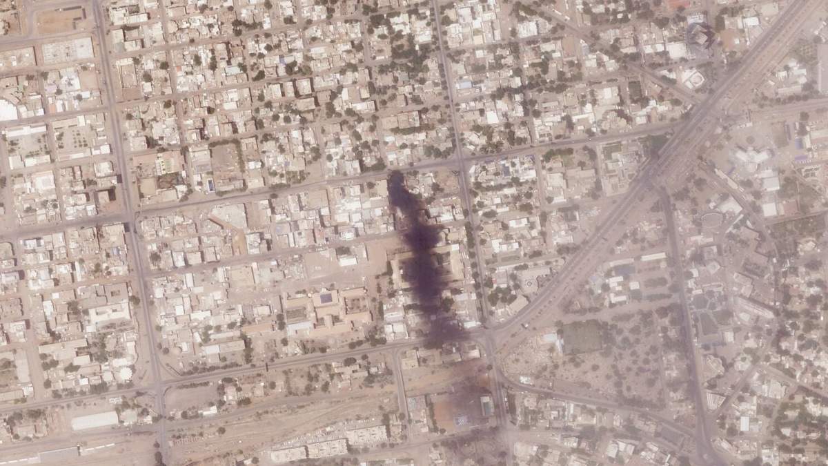 En esta imagen satelital tomada por Planet Labs PBC se muestra un incendio cerca de varios hospitales en Jartum, Sudán