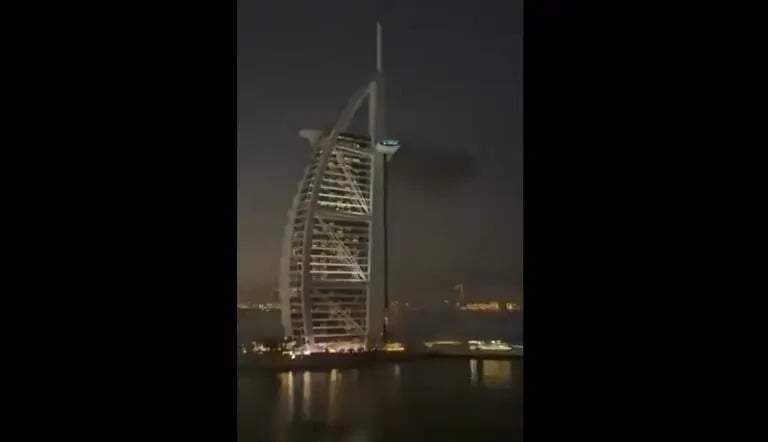 Ataque iraní con dron provoca incendio en el hotel Burj Al Arab de Dubái