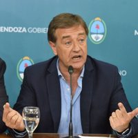 El gobernador de Mendoza pidió más respeto por el aislamiento en redes sociales