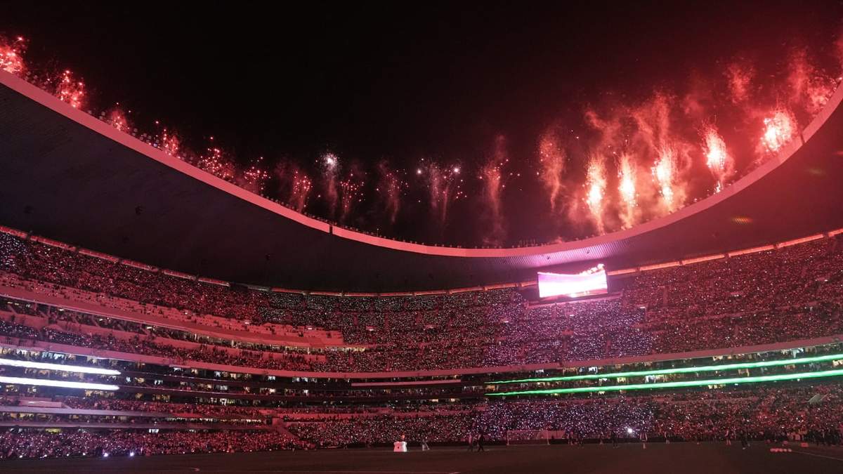 Despliegue de fuegos artificiales durante el descanso del partido amistoso entre México y Portugal en el estadio Banorte, ex Azteca, el 28 de marzo de 2026, en la Ciudad de México