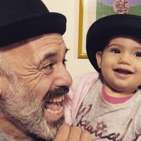 "No nos podemos quejar": el Bicho Gómez se sinceró sobre su paternidad a los 57 años