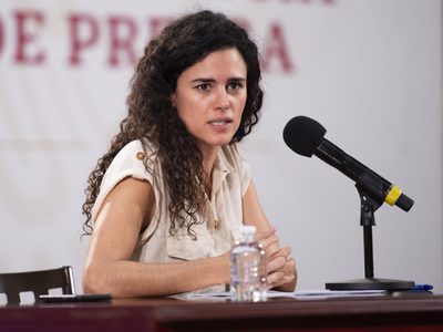 Alcalde denuncia "acoso" de La Jornada por una foto; Gutiérrez Müeller respalda a la funcionaria