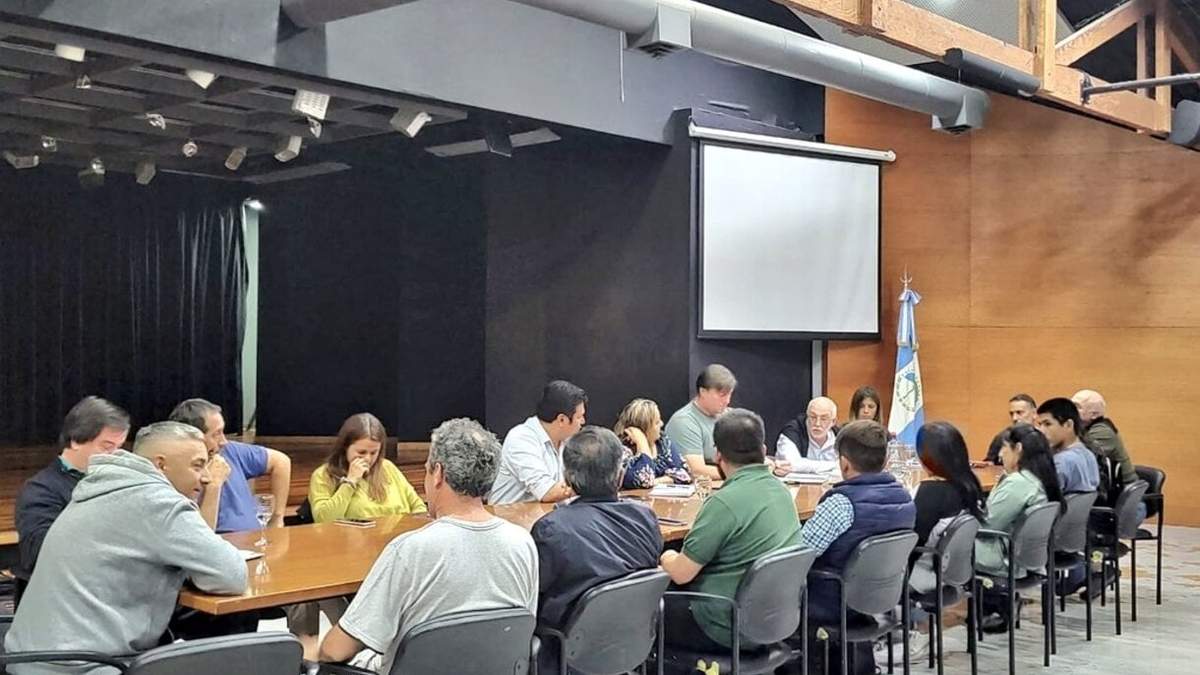 Osvaldo Llancafilo junto a las comunidades educativas. Fuente: (Twitter).