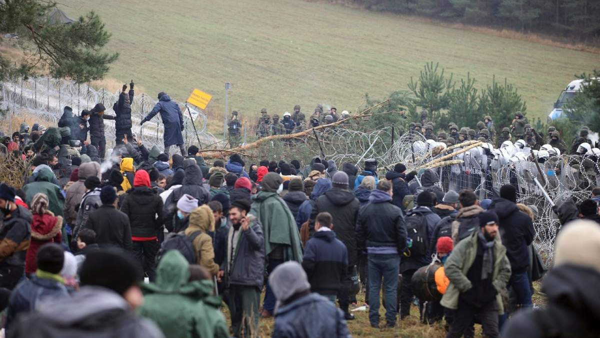 Migrantes en la frontera entre Bielorrusia y Polonia. Fuente: (Twitter)