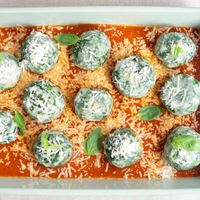 Aprovechá la espinaca que está hermosa y hacete estos malfatis rellenos de mozzarella que son una bomba