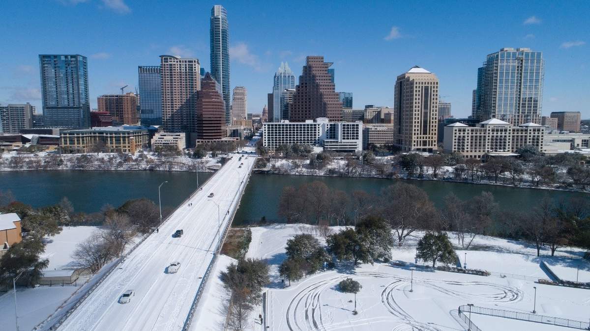 El puente Ann Richards Congress Avenue, en Austin, Texas, cubierto de nieve.