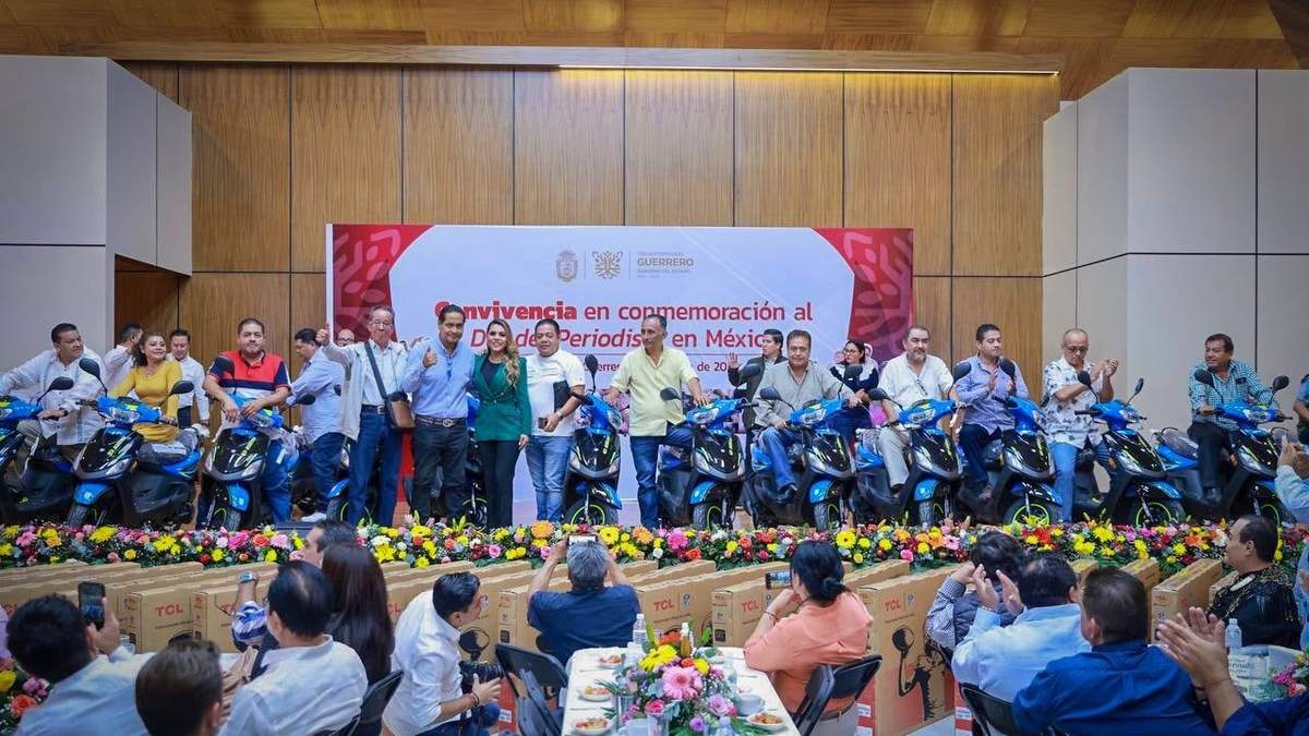 La gobernadora Evelyn Salgado con reporteros ganadores de motocicletas en el evento organizado por su gobierno