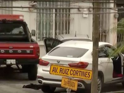 Asesinan a un hombre en el interior de un BMW en Monterrey; criminales "calientan la plaza": SSPE