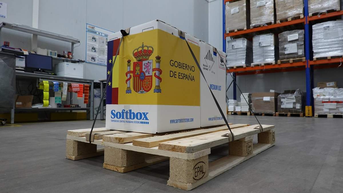 Una de las primeras entregas de vacunas contra el coronavirus a España. Fuente: (Twitter)