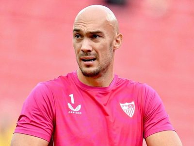 Aficionado ataca al portero del Sevilla durante partido contra el PSV (Video)