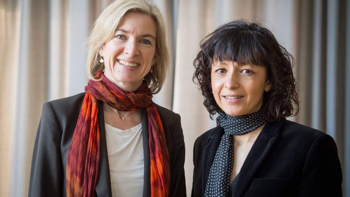 Las genetistas Jennifer Doudna (izquierda) y Emmanuelle Charpentier (derecha), ganadoras del Nobel de Química. Fuente: (Twitter)