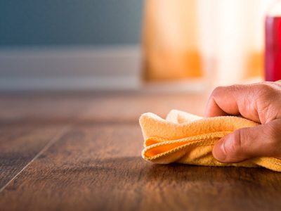 No gastes en productos caros: el truco económico para dejar tus pisos de madera como si recién los estrenaras