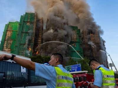 Buscan sobrevivientes tras un tremendo incendio en Hong Kong que dejó 75 muertos
