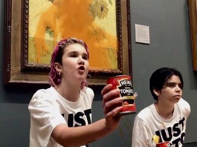 Activistas ecologistas lanzan sopa sobre "Los Girasoles" de Van Gogh en Londres (Video)