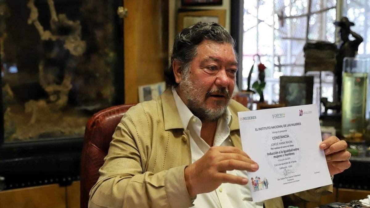 Jorge Hank Rhon presume su certificado del curso de perspectiva de género