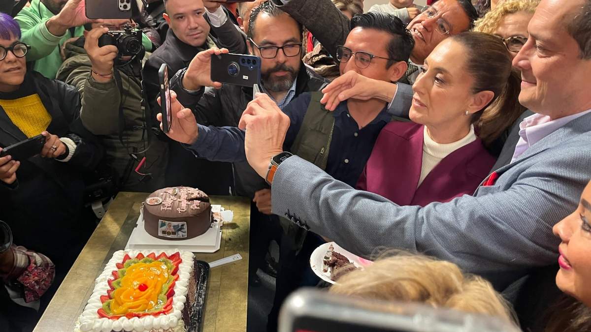 La presidenta Claudia Sheinbaum con reporteros en la celebración de su cumpleaños 63 durante la conferencia matutina de este 24 de junio de 2025