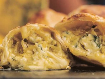 Canastitas con cebolla caramelizada, queso y cebolla de verdeo: para una cena exprés y súper rica