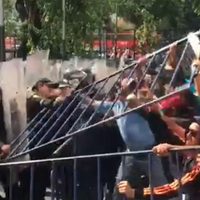 Chocan maestros de la CNTE y policías frente a la embajada de Estados Unidos (Video)