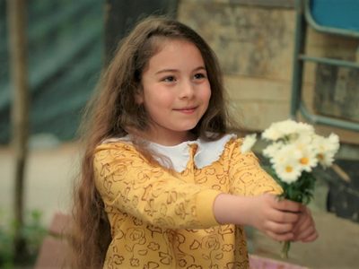 Así está hoy Aylin Akpinar, la pequeña Emel de "Todo por mi hogar"