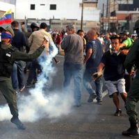 Maduro minimiza rebelión de Guaidó; hay disturbios y tensión en Venezuela (Videos)