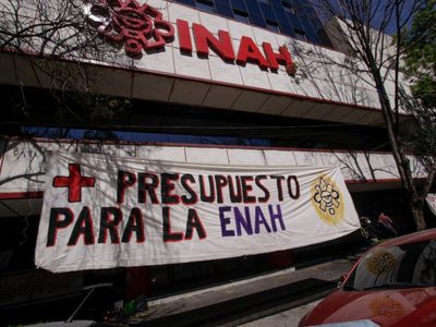 Frente al INAH, estudiantes y docentes de la ENAH exigen más presupuesto