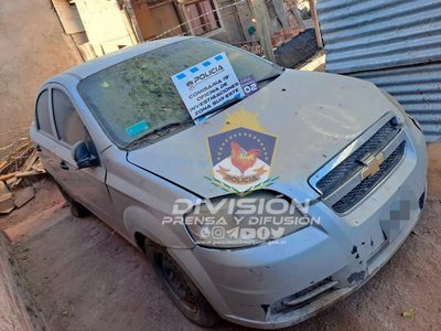 Recuperaron un auto robado en total estado de abandono y secuestraron un arma