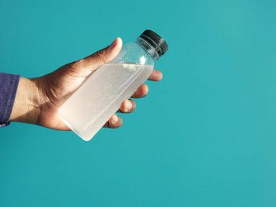 No tires las botellas viejas y dejalas como nuevas con 1 ingrediente que tenés en la cocina