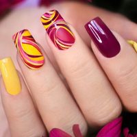 Nail Art con espíritu setentoso: los diseños retro que marcan tendencia en manicura desde junio hasta diciembre 2025