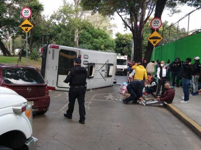 Microbús vuelca sobre Río Churubusco en Iztapalapa; hay 12 heridos