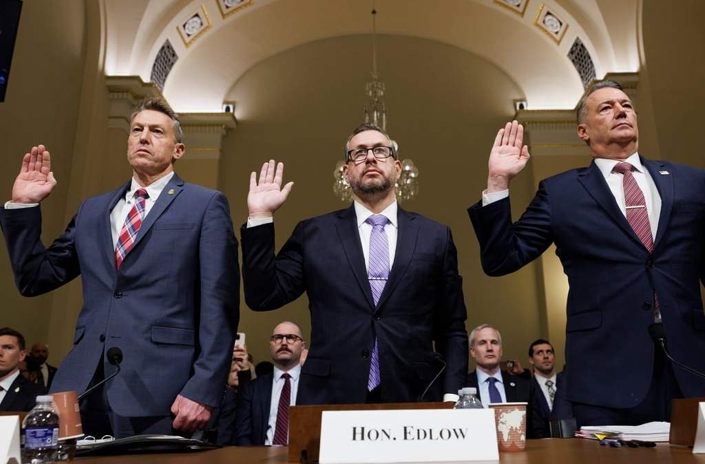 De izquierda a derecha: Rodney Scott, director de la Oficina de Aduanas y Protección Fronteriza de Estados Unidos; Joseph Edlow, director de los Servicios de Ciudadanía e Inmigración y Todd Lyons, director del Servicio de Inmigración y Control de Aduanas, en el Congreso en Washington el 10 de febrero del 2026