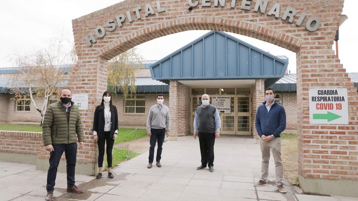 Diputados de Neuquén: José Ortuño López (MPN), Gonzalo Bertoldi (FT), Leticia Esteves (JC) y el vicegobernador Marcos Koopmann junto a el director del Hospital de Centenario, Carlos Florines. Fuente: (Twitter)