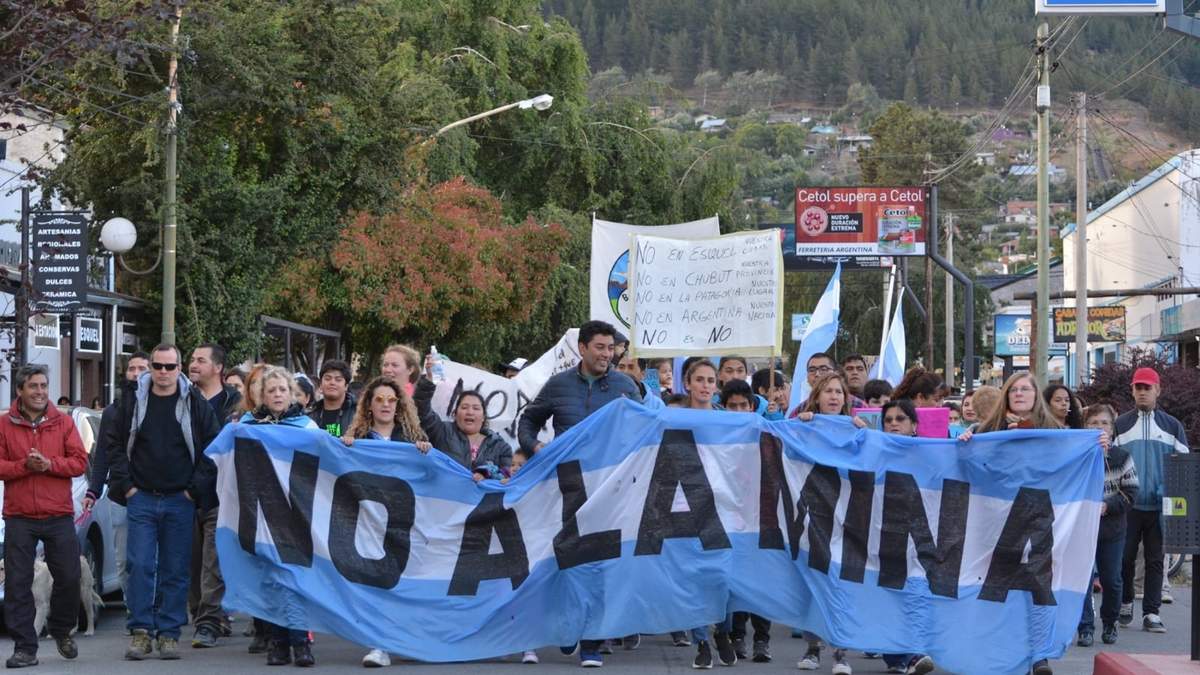 Manifestantes opositores a la Minería en Chubut. Fuente: (Twitter)
