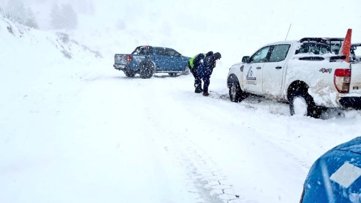Inconvenientes por la nieve en varios puntos de la provincia. Trabajan Vialidad y distintos organismos en coordinación. Fuente: (Nicolás Fuentes)