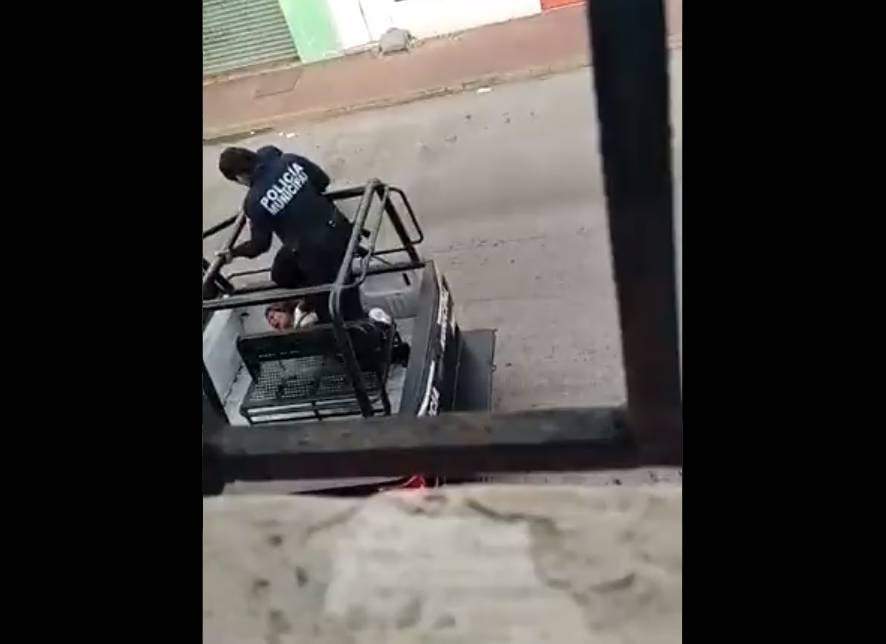 El momento en que un policía propina una patada en el rostro a la mujer