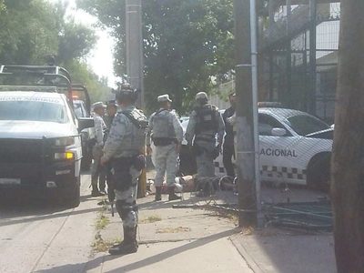 Hombre que intentó secuestrar un vuelo de Volarís provocó un accidente vial durante su traslado