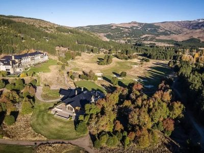 Un hombre apareció muerto en un auto en el Chapelco Golf de San Martín de los Andes: la Justicia analiza las pericias en la zona