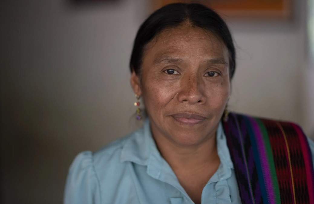 Thelma Cabrera, aspirante presidencial por el Movimiento para la Liberación de los Pueblos (MLP) posa para la foto en su casa en El Asintal, Guatemala, el lunes 13 de marzo de 2023. Cabrera y su partido dependen del Tribunal Supremo Electoral por el rechazo a la candidatura de su compañero en la contienda, el aspirante a vicepresidente, Jordán Rodas, de cara a las elecciones generales
