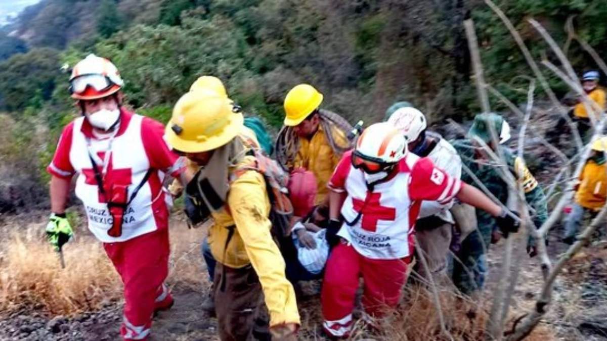 Brigadistas rescatan a uno de los voluntarios que quedaron atrapados