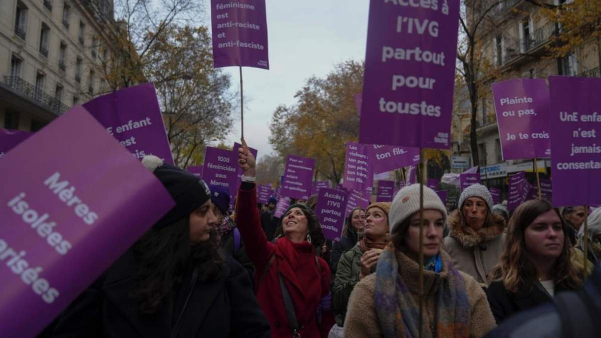 La protesta en ocasión del Día Internacional para la Eliminación de la Violencia contra las Mujeres, en París