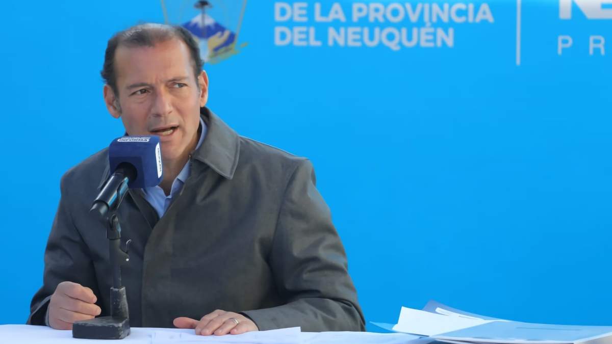 El gobernador de Neuquén en conferencia de prensa. Fuente: (Twitter)