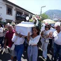 Familiares, amigos y turistas dan el último adiós a Camila en Taxco