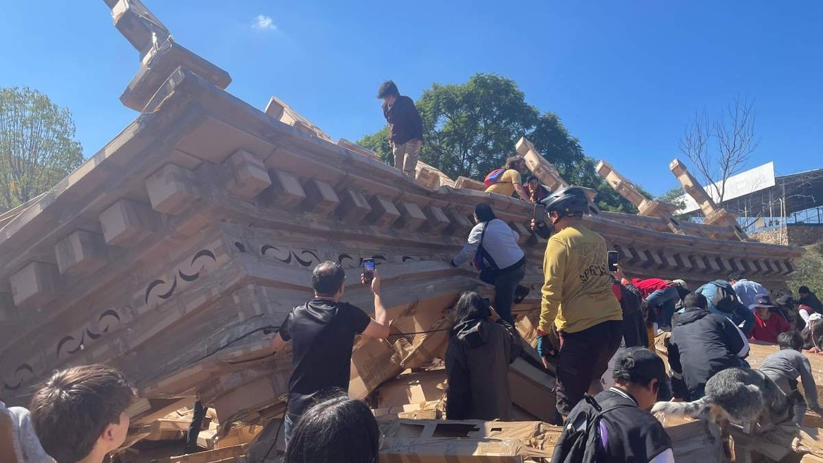 La destrucción de la "fachada" del Teatro Juárez