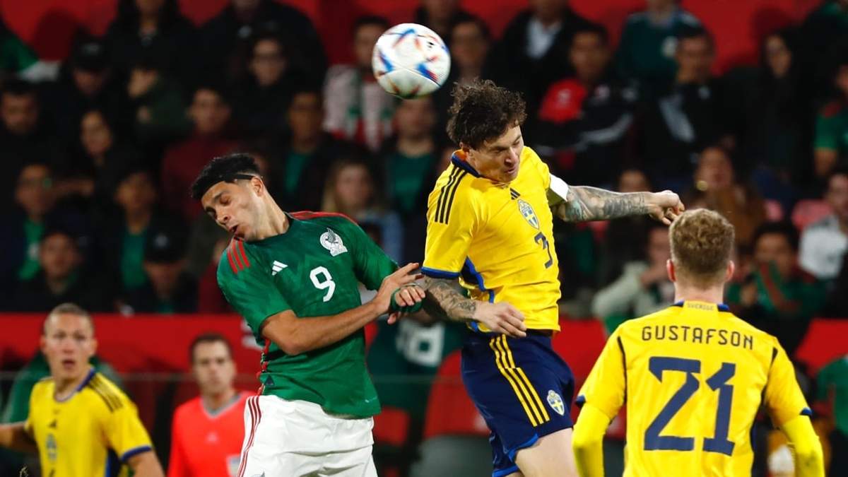 Raúl Jiménez disputando un balón